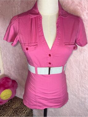Mandee Y2K Pink Short‑Sleeve Fitted V‑Neck Button Blouse with Belt